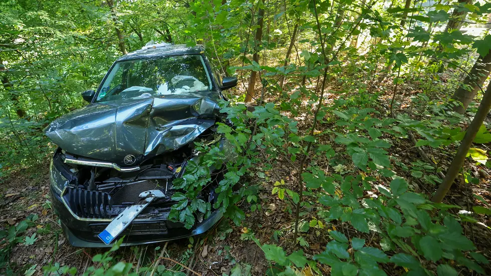 Der Skoda wurde in ein Waldstück geschleudert. Der Skoda wurde in ein Waldstück geschleudert.