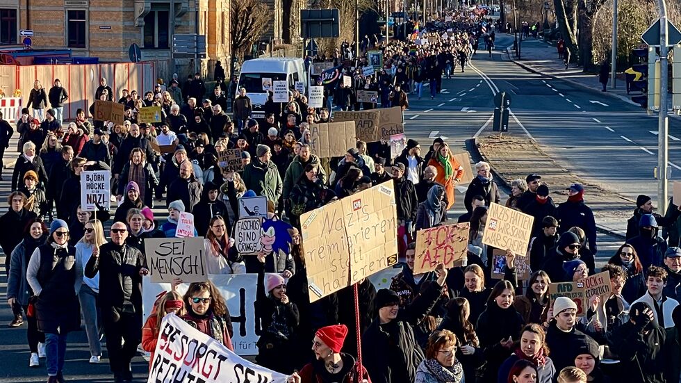 Nach der Kundgebung auf dem Hauptmarkt zogen die Demonstranten durch die Zwickauer Innenstadt.
