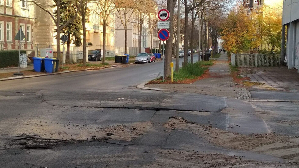 Durch den Wasserrohrbruch wurde die Straße unterspült. © Tina Weitthauer Durch den Wasserrohrbruch wurde die Straße unterspült. © Tina Weitthauer