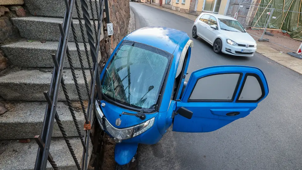 Der Fahrer verletzte sich schwer. Der Fahrer verletzte sich schwer.