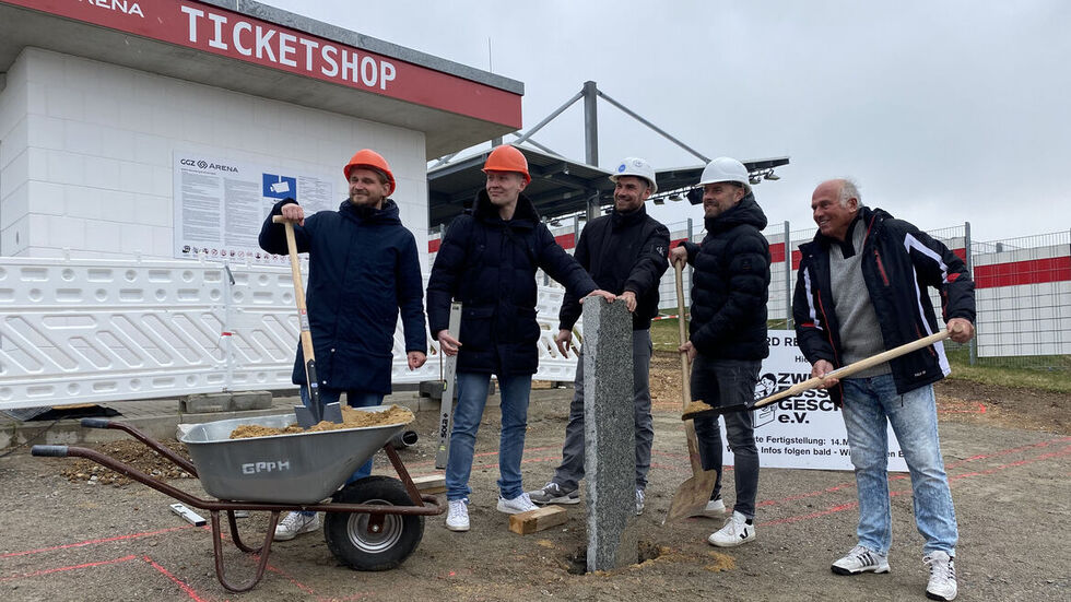 v.l.: Matthias Bley, Eric Löffler, Johannes Brinkies, Matthias Krauß und Roland Stemmler beim Spatenstich v.l.: Matthias Bley, Eric Löffler, Johannes Brinkies, Matthias Krauß und Roland Stemmler beim Spatenstich