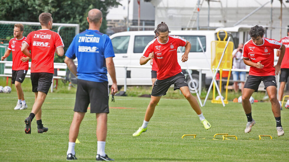 Beim Test gegen Chemie soll weiter an der Taktik gefeilt werden. Probespieler Leon Bürger (Mitte) ist nicht mehr dabei. 