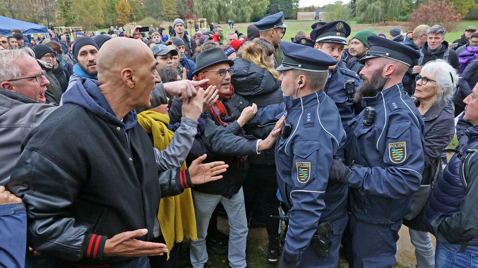 Teilnehmer bedrängen Polizisten, als diese die Persponalien einer Störerin aufnehmen wollten. © Ralph Köhler/propicture Teilnehmer bedrängen Polizisten, als diese die Persponalien einer Störerin aufnehmen wollten. © Ralph Köhler/propicture