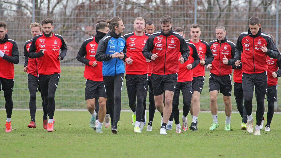 Athletiktrainer Christoph Rezler (in blau) bittet zur Aufwärmrunde... 