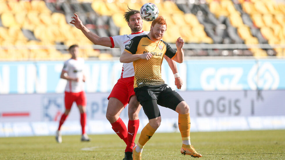 Ronny König im Kopfballduell mit Dynamo's Paul Will Ronny König im Kopfballduell mit Dynamo's Paul Will