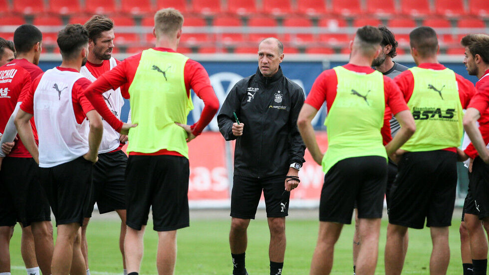 Trainer Joe Enochs darf seine Männer wieder zum Mannschaftstraining bitten. (Archivfoto) 