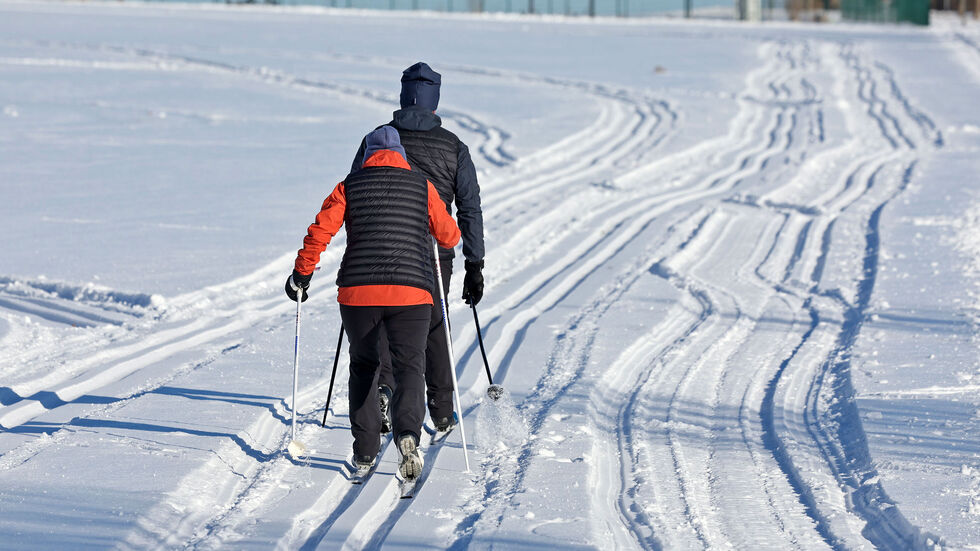 Kaum war gespurt, stiegen die ersten ein in die Loipe. Kaum war gespurt, stiegen die ersten ein in die Loipe.