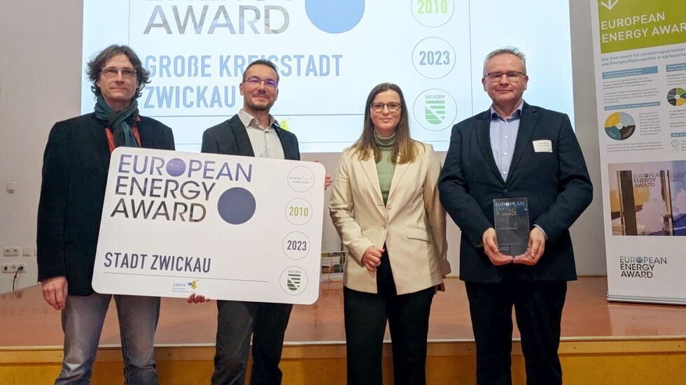 v.l.n.r.: Sebastian Ludwig (Berater) Thomas Kober (Stadt Zwickau, Energieteam), Silvia Queck-Hähnel (Bürgermeisterin), Michael Mühmel (Leiter des Umweltbüros) v.l.n.r.: Sebastian Ludwig (Berater) Thomas Kober (Stadt Zwickau, Energieteam), Silvia Queck-Hähnel (Bürgermeisterin), Michael Mühmel (Leiter des Umweltbüros)