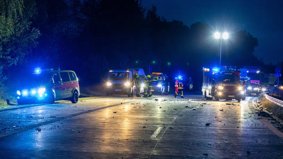 Die Autobahn glich nach dem Unfall einem Trümmerfeld. Die Autobahn glich nach dem Unfall einem Trümmerfeld.