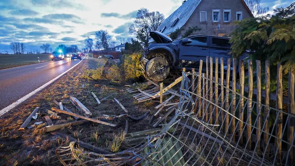 Der Fahrer kam verletzt ins Krankenhaus.