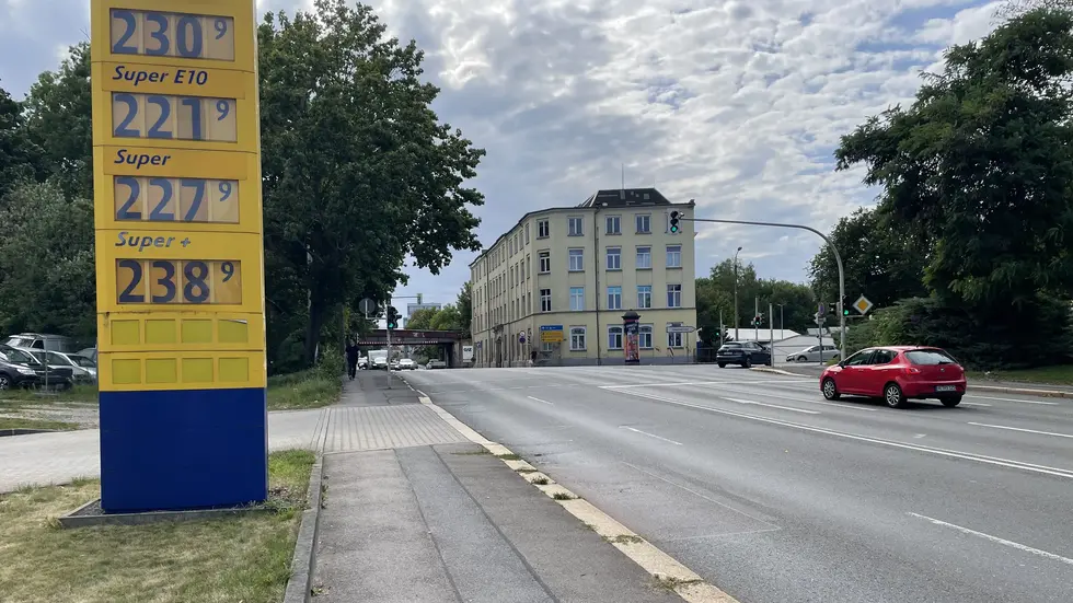 Die Zufahrt zur Tankstelle bleibt frei.