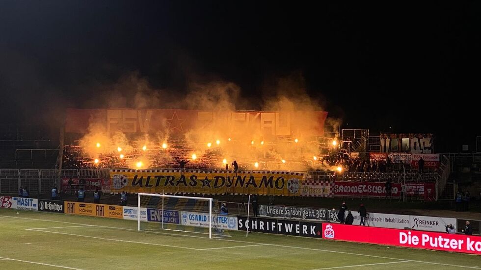 Der FSV mit einer beachtlichen Choreo. Der FSV mit einer beachtlichen Choreo.