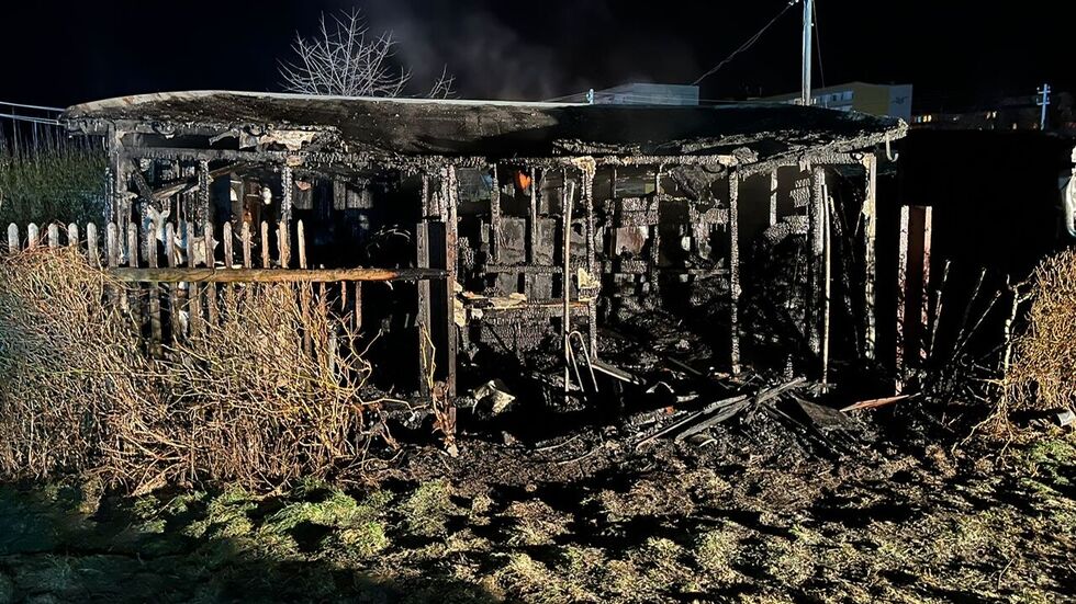 Der Gesamtschaden wurde auf über 5.000 Euro geschätzt. Der Gesamtschaden wurde auf über 5.000 Euro geschätzt.