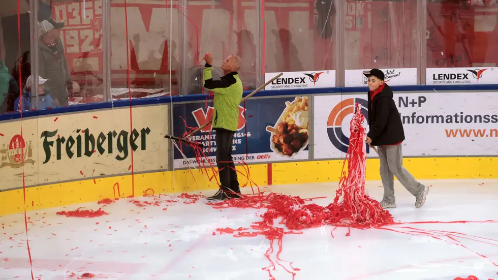 Teile der Choreo mussten vom Eis und den Banden entfernt werden.