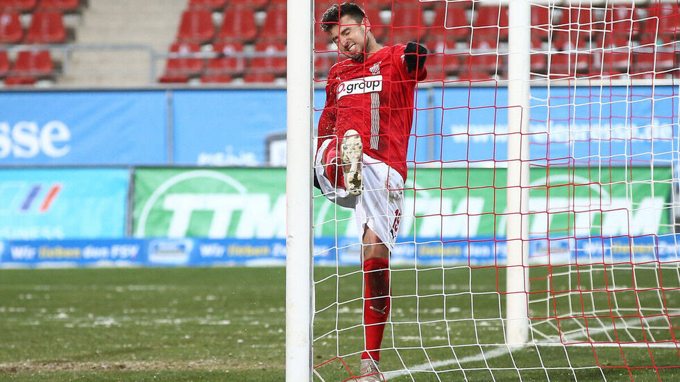 Davy Frick tritt nach der roten Karte vor Wut gegen den Pfosten. 
