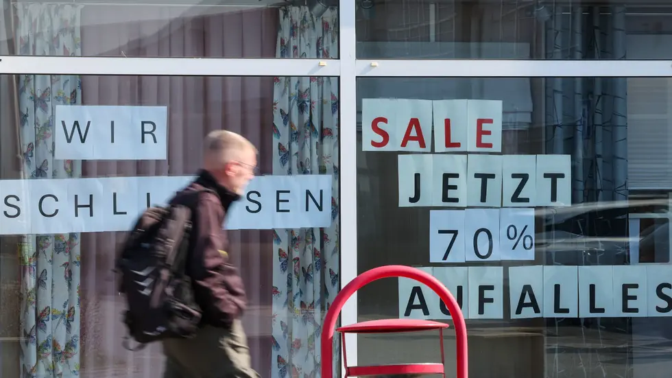 In großen Lettern steht es am Schaufenster: "Wir schließen"