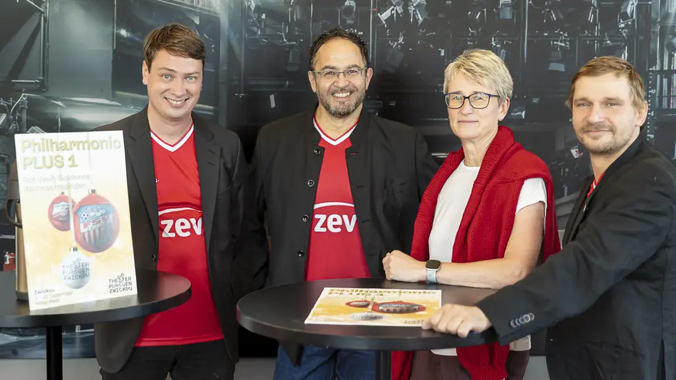 FSV-Geschäftsführer André Beuchold, stellv. GMD des Theaters Leo Siberski, Theaterchefin Sandra Kaiser und FSV-Vorstand Matthias Bley (v.l.n.r.) FSV-Geschäftsführer André Beuchold, stellv. GMD des Theaters Leo Siberski, Theaterchefin Sandra Kaiser und FSV-Vorstand Matthias Bley (v.l.n.r.)