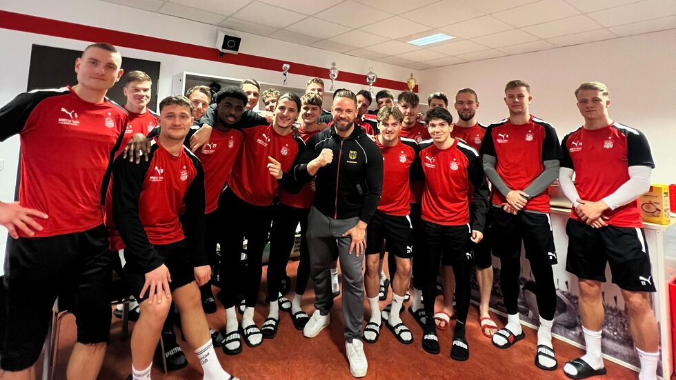 Seit Oktober coacht Mike Thies (Mitte) die Spieler des FSV-Zwickau... Seit Oktober coacht Mike Thies (Mitte) die Spieler des FSV-Zwickau...