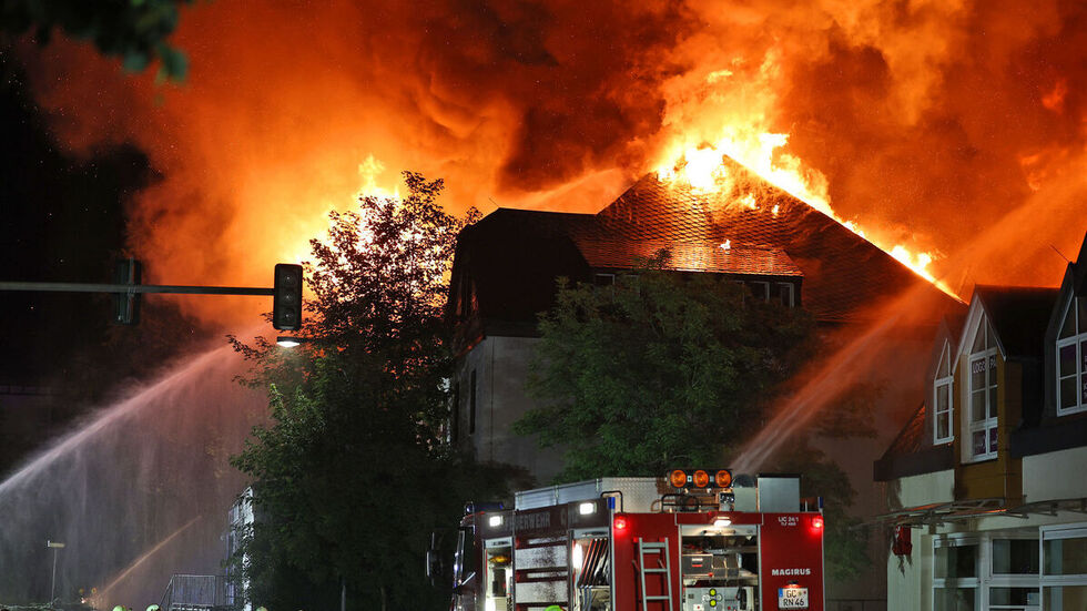 In nur wenigen Minuten entwickelte sich ein Großbrand und der gesamte Dachstuhl stand in Flammen.
