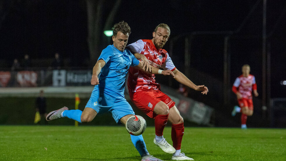 Zweikampf zwischen dem Zwickauer Felix Schlüsselburg (rechts) und dem Berliner Lucas Falcao Cini