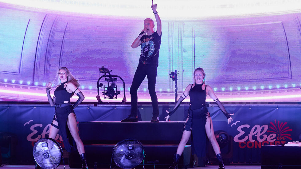 Open Air an der Elbe kann er: H. P. Baxxter beim Hafenkonzert in Hamburg. (Archivbild)