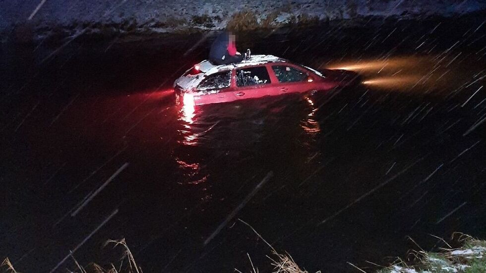 Der Mann konnte sich selbst auf das Autodach retten. Der Mann konnte sich selbst auf das Autodach retten.