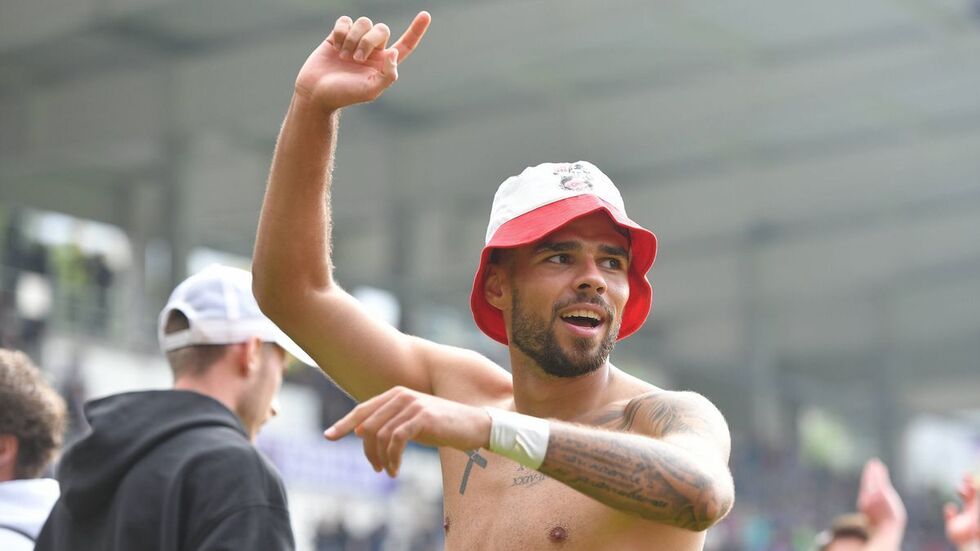 Der mit dem "Fischerhut" tanzt - Robin Ziegele beim 1:0-Derbysieg in Aue. 