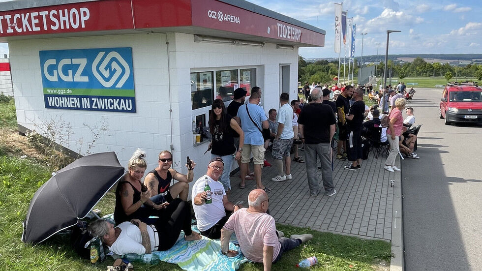 Einige wollten auf Nummer sicher gehen und haben sich bereits gegen 8:00 Uhr am Schalter niedergelassen. 