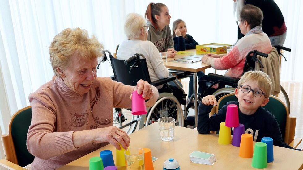 Kinder und Pflegeheimbewohner beschäftigen sich gern miteinander. 