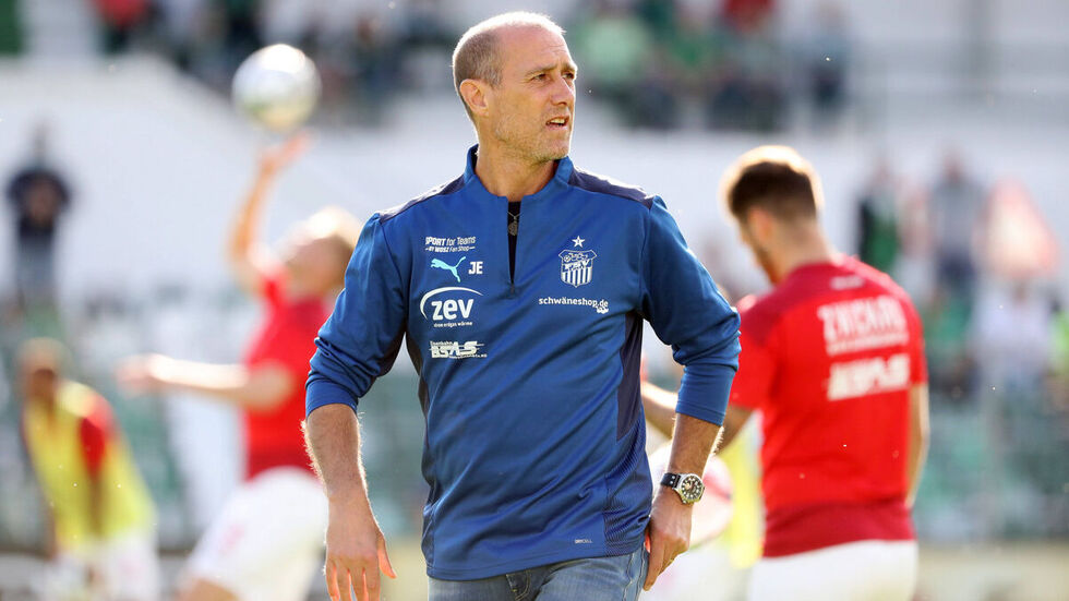 Joe Enochs schwört seine Jungs auf den VfL Osnabrück ein. 