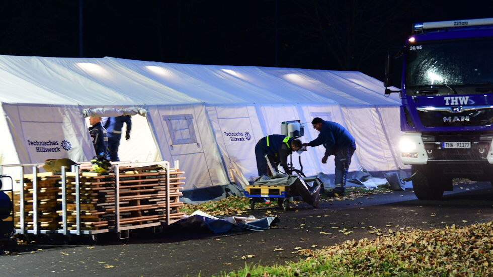 Das THW rückte in den frühen Mittwochmorgenstunden an, baute ein Versorgungszelt auf. Das THW rückte in den frühen Mittwochmorgenstunden an, baute ein Versorgungszelt auf.