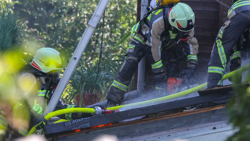 Hier sägt die Feuerwehr das Dach des Hauses auf. Hier sägt die Feuerwehr das Dach des Hauses auf.