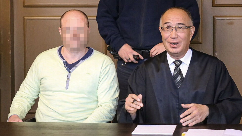 Der Angeklagte (li.) mit seinem Verteidiger Johannes Chu. (c) Frank Vacik