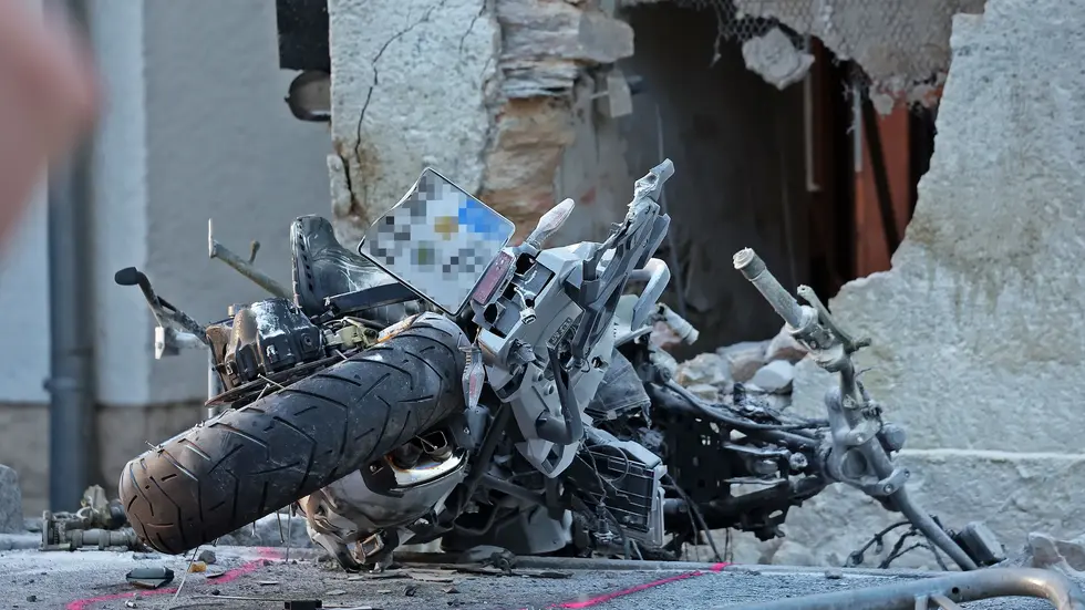 Der Aufprall war so heftig, dass der Motorradfahrer ein Loch in die Mauer riss. Der Aufprall war so heftig, dass der Motorradfahrer ein Loch in die Mauer riss.