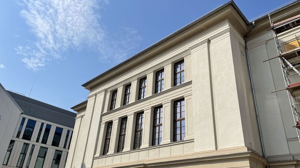 Blick über den Bauzaun der früheren Berufsschule an der Peter-Breuer-Straße Blick über den Bauzaun der früheren Berufsschule an der Peter-Breuer-Straße