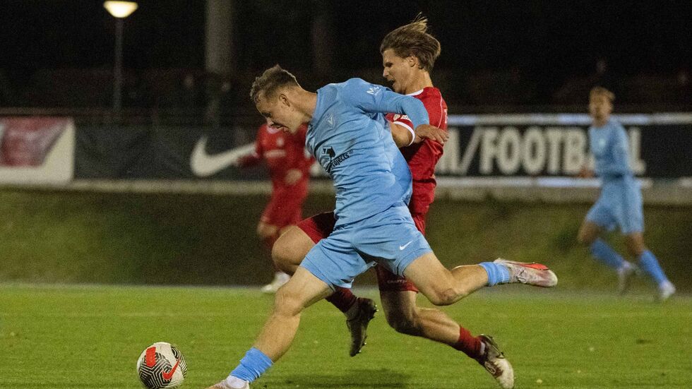 Berlins Julien Damelang im Zweikampf mit Rene Rüther vom FSV