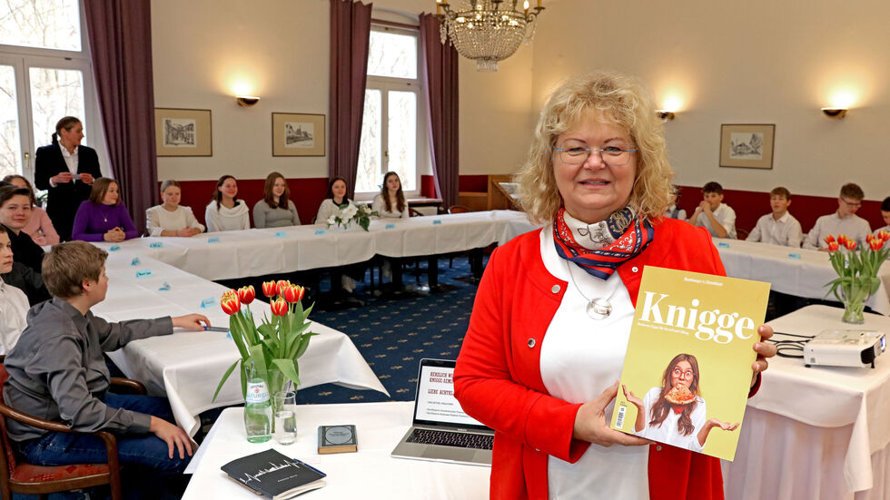 Ina Beyer-Graichen von der Deutschen Knigge Gesellschaft gibt Benimm-Kurse für Schüler.