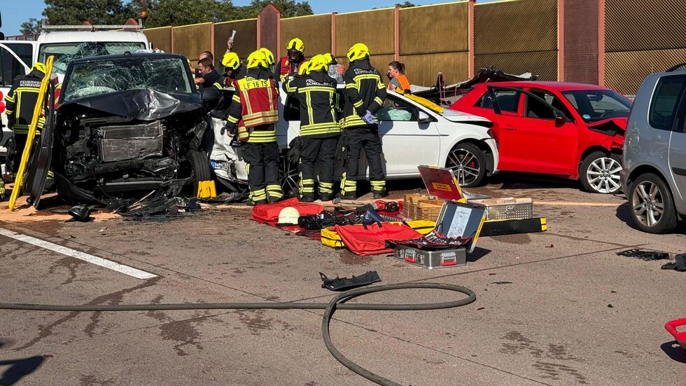 Die Unfallstelle auf der A9 zwischen Großkugel und Leipzig-West. Mehrere Personen wurden bei dem Massencrash eingeklemmt.