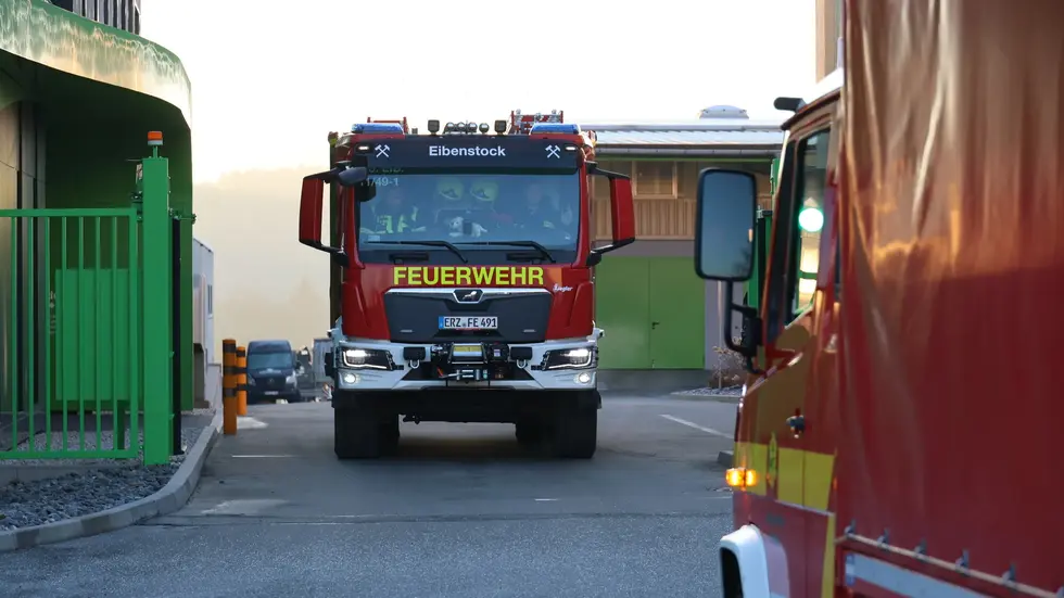 Zehn Einsatzfahrzeuge waren angerückt. Zehn Einsatzfahrzeuge waren angerückt.