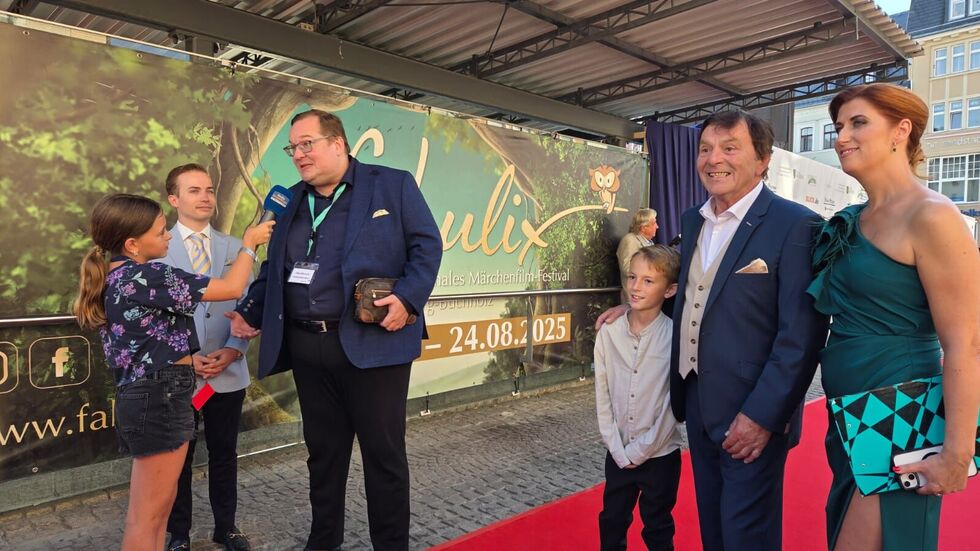 Unsere Kinderreporter auf dem roten Teppich mit Festival-Direktor Filip Albrecht und Aschenbrödel-Prinz Pavel Travnicek.