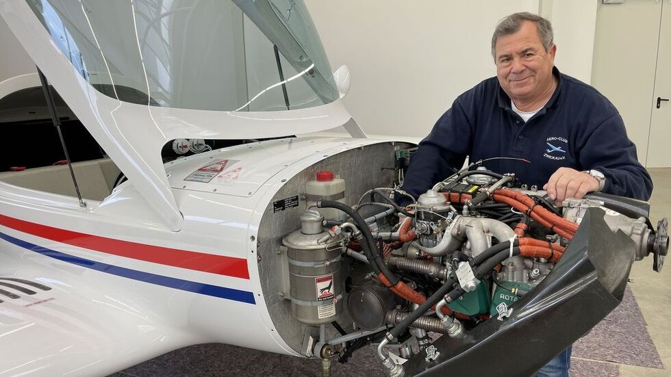 Joachim Lenk bei Wartungsarbeiten