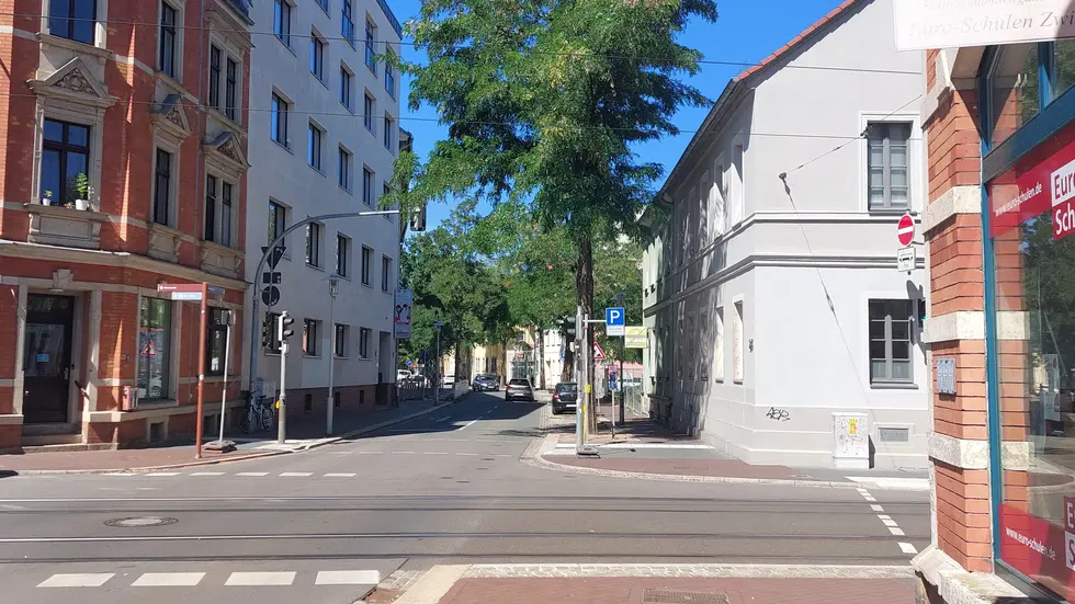Die Max-Pechstein-Straße ist auf diesem Teilstück nur stadtauswärts befahrbar. Die Max-Pechstein-Straße ist auf diesem Teilstück nur stadtauswärts befahrbar.