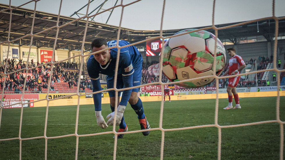 Torwart Lucas Hiemann muss zum zweiten Mal hinter sich greifen