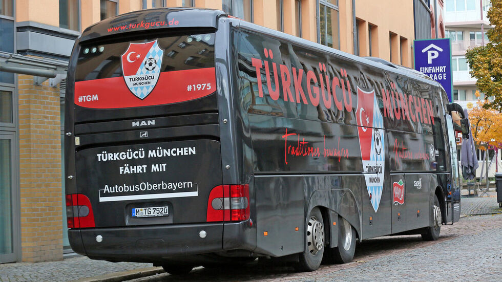 Der Bus der Gäste vor seiner Abreise am First Inn. © Ralph Köhler/propicture