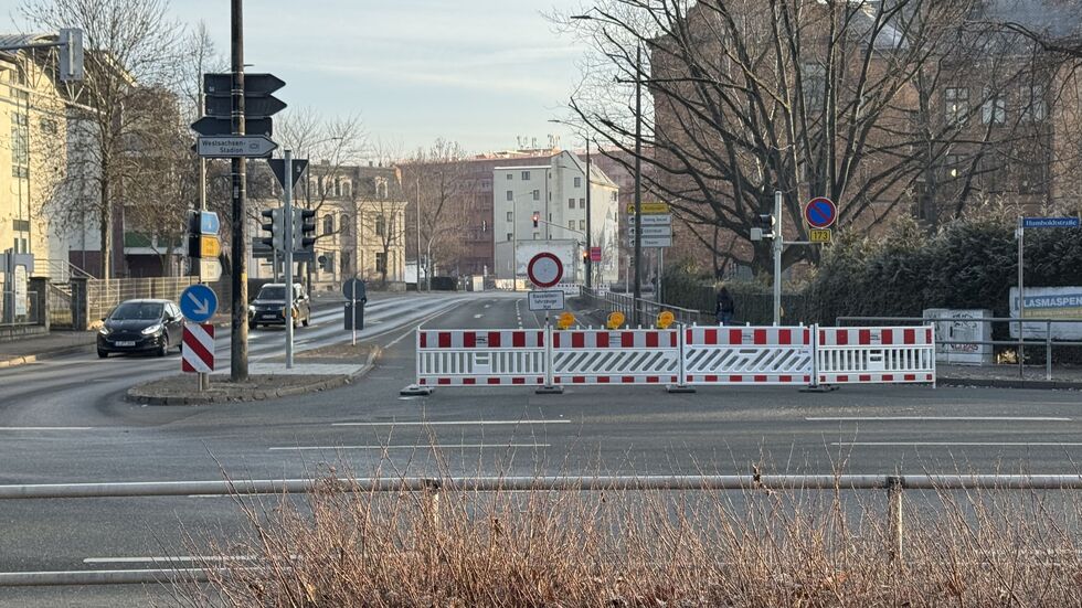 Die Straße Am Schwanenteich musste bis zum Mittag n Richtung Brückenberg gesperrt werden. Die Straße Am Schwanenteich musste bis zum Mittag n Richtung Brückenberg gesperrt werden.