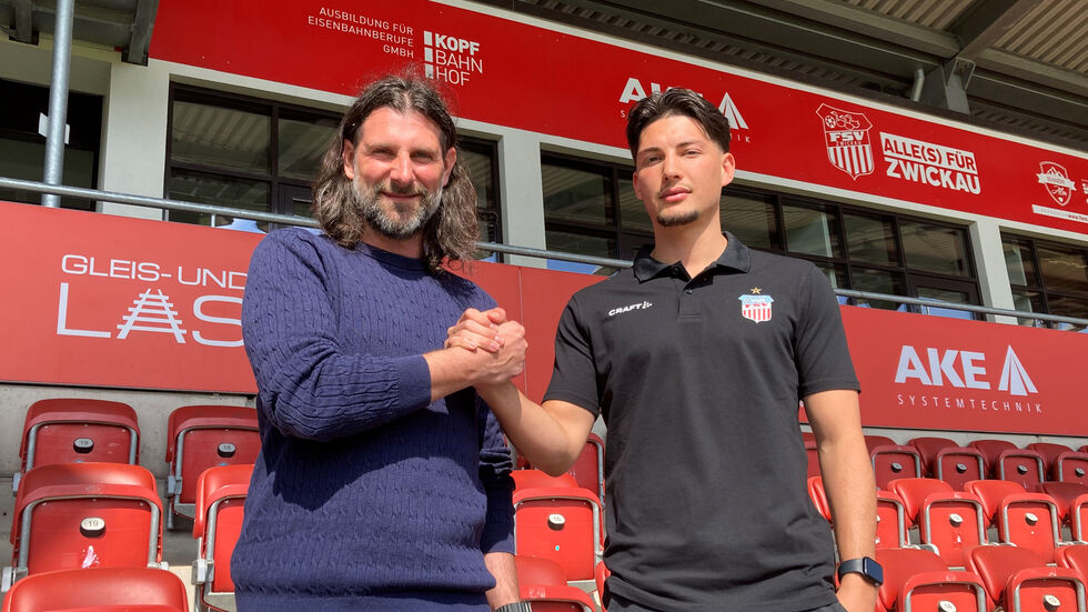 Nicht nur per Handschlag, auch vertraglich besiegelt: Gabriel Figurski Vieira (r.) unterschreibt Zweijahresvertrag.