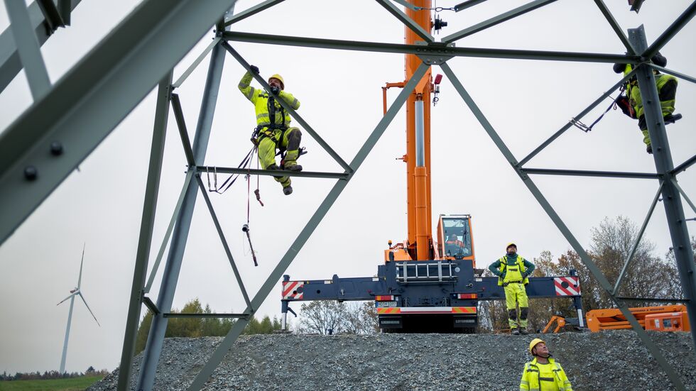 Arbeit an einem von rund 60 neuen Masten