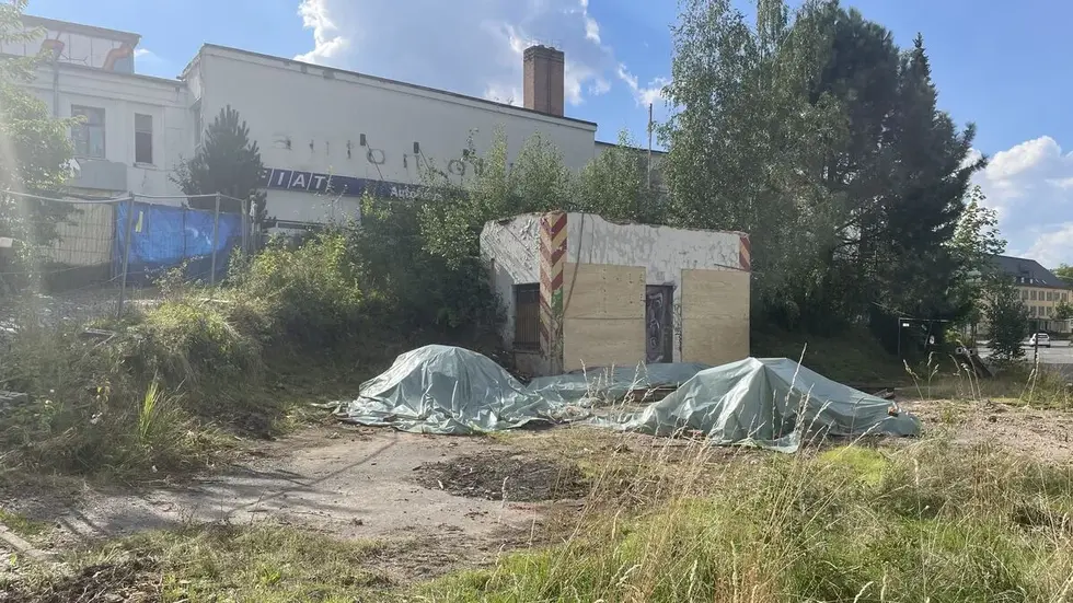 Die alte Minol-Tankstelle kurz nach dem Stopp der nicht genehmigten Abrissarbeiten. Die alte Minol-Tankstelle kurz nach dem Stopp der nicht genehmigten Abrissarbeiten.