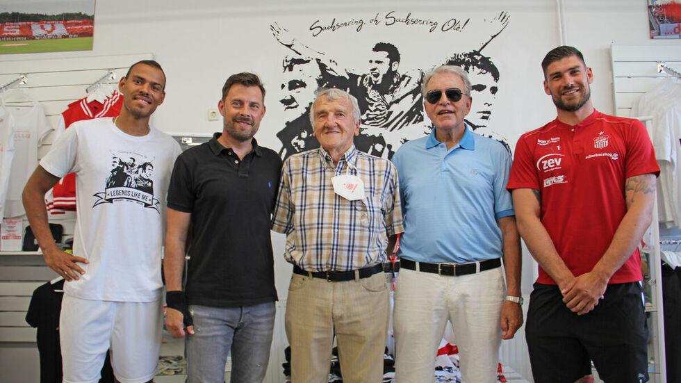 BSG-Idole treffen auf FSV-Kicker von heute. Im Hintergrund neues Wandgemälde im Schwäneshop mit Alois Glaubitz, Davy Frick und Jürgen Croy.
BSG-Idole treffen auf FSV-Kicker von heute. Im Hintergrund neues Wandgemälde im Schwäneshop mit Alois Glaubitz, Davy Frick und Jürgen Croy.
