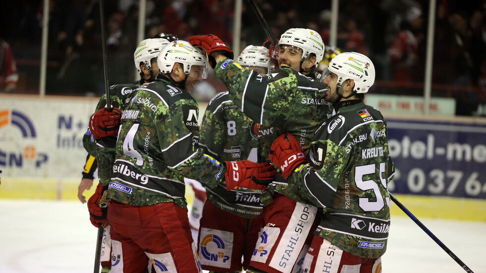 Die Eispiraten bejubeln den Heimsieg gegen Bad Nauheim.